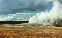 Üks Yellowstone'i sümbolitest  Old Faithful purskab oma vett taeva poole kord-kaks tunnis