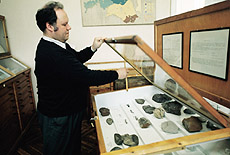 Palentoloog Ivar Puura Tartu Ülikooli geoloogia muuseumis