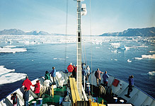 Kui laev läheneb Gröönimaale, koguneb seltskond dekile