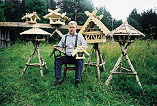 Padise mees Enno Kivimaa hoiab oma väljamõeldud linnumajakesi süles nagu lapsukesi